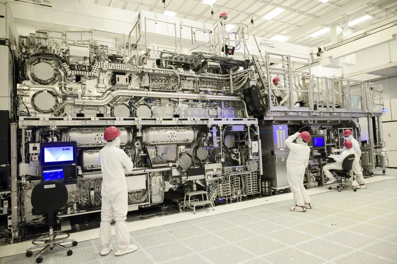 ASML: risultati finanziari solidi e sfide tecnologiche nel 2025