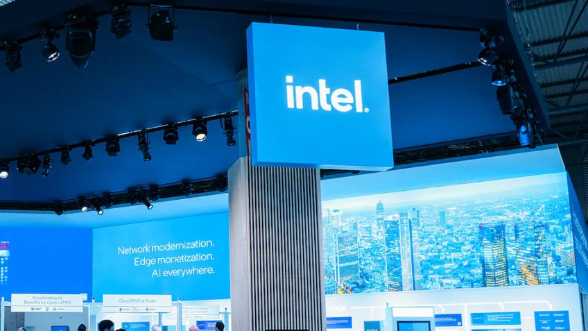 Intel risorge grazie all’investimento di SoftBank: 2 miliardi di dollari per la manifattura dei semiconduttori USA