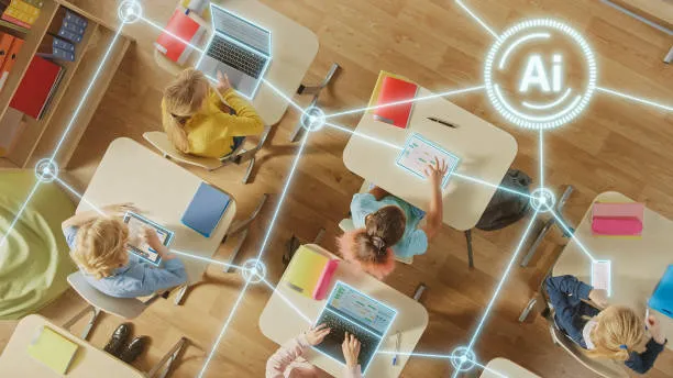 Intelligenza artificiale a scuola, il MIM lancia il bando per formare i docenti: fino a 50.000 euro per ogni istituto