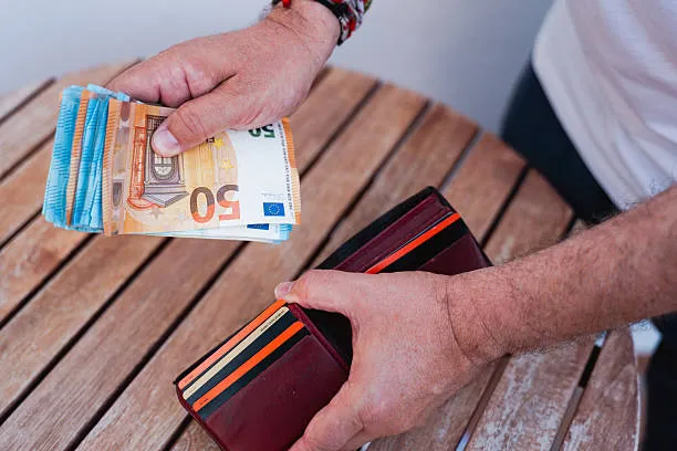 Sentenza Corte UE sul Salario Minimo: Validità della Direttiva, Clausole Annullate e Implicazioni per l’Europa