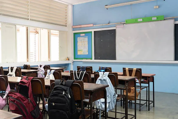 Scuola e Intimità dei Giovani: Il Ruolo della Famiglia e i Limiti dell'Istituzione Educativa