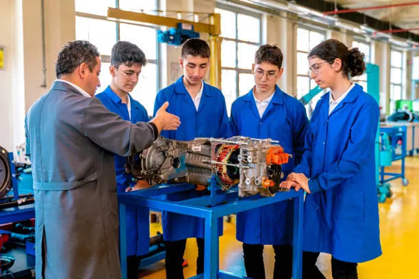 Istituti tecnici e professionali: il percorso 4+2 tra raddoppio delle iscrizioni e critiche crescenti