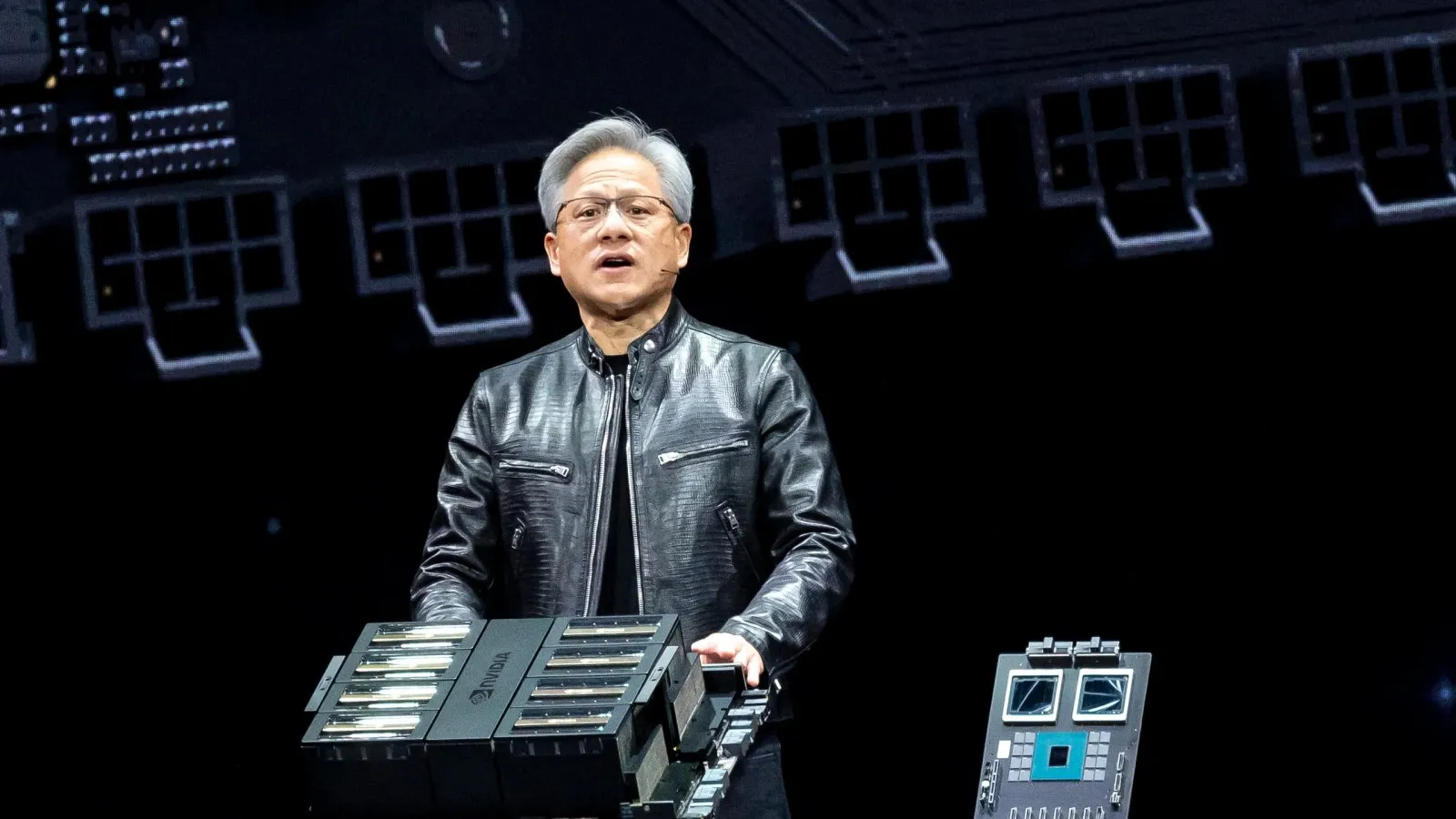 Competizione Nanosecondi: La Cina a Ridosso degli Stati Uniti nella Corsa ai Chip Secondo Jensen Huang di NVIDIA