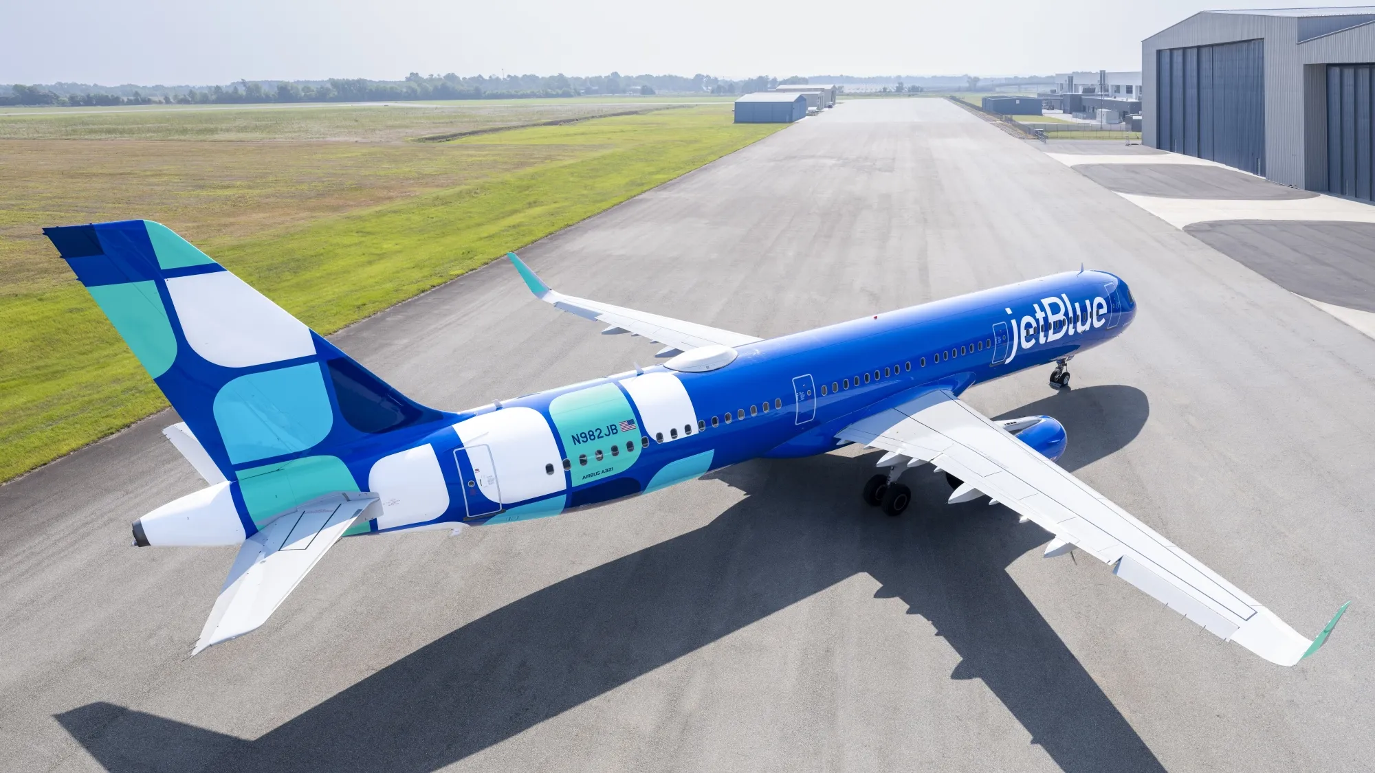 Amazon rivoluziona i cieli: accordo storico con JetBlue per l’internet satellitare Kuiper dal 2027