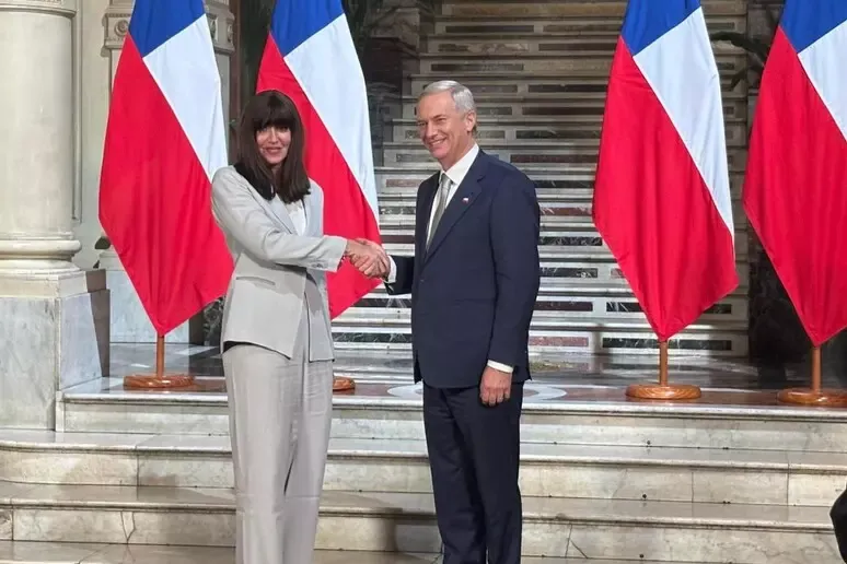 José Antonio Kast giura come presidente del Cile con la cravatta scelta da Giorgia Meloni. Presente la ministra dell'Università Annamaria Bernini