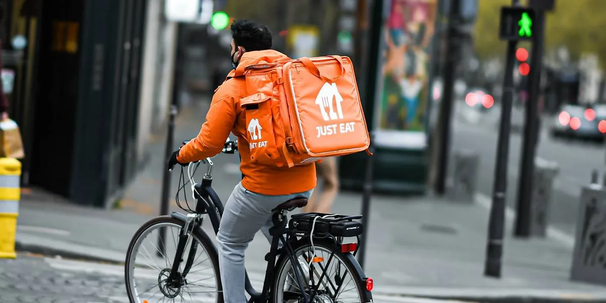 Just Eat Inaugura la Consegna di Accessori Tecnologici: Nuovi Orizzonti per il Delivery in Italia