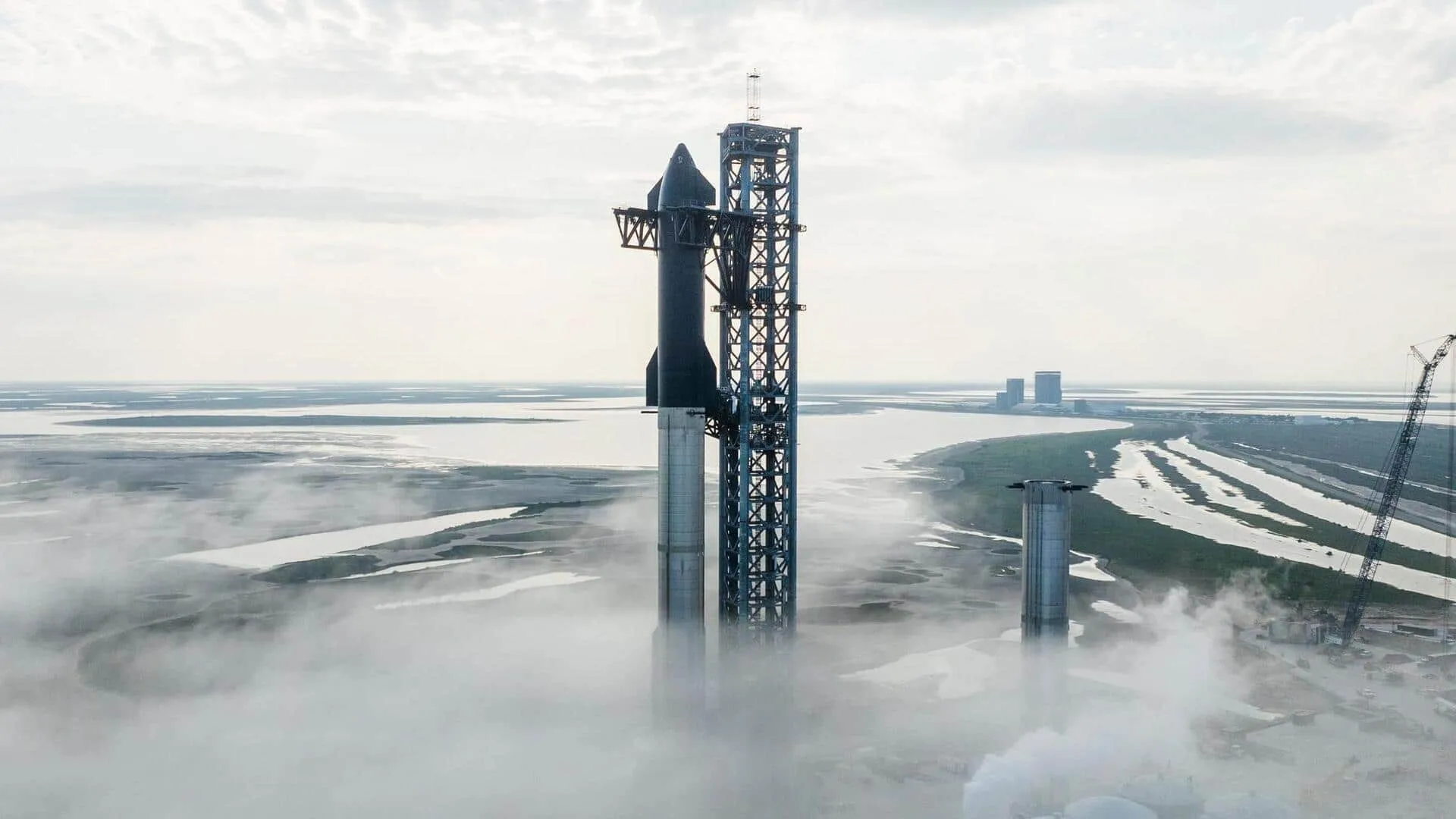 L’ammaraggio storico di Starship: le immagini e i video esclusivi del decimo test di volo di Ship 37 nello spazio