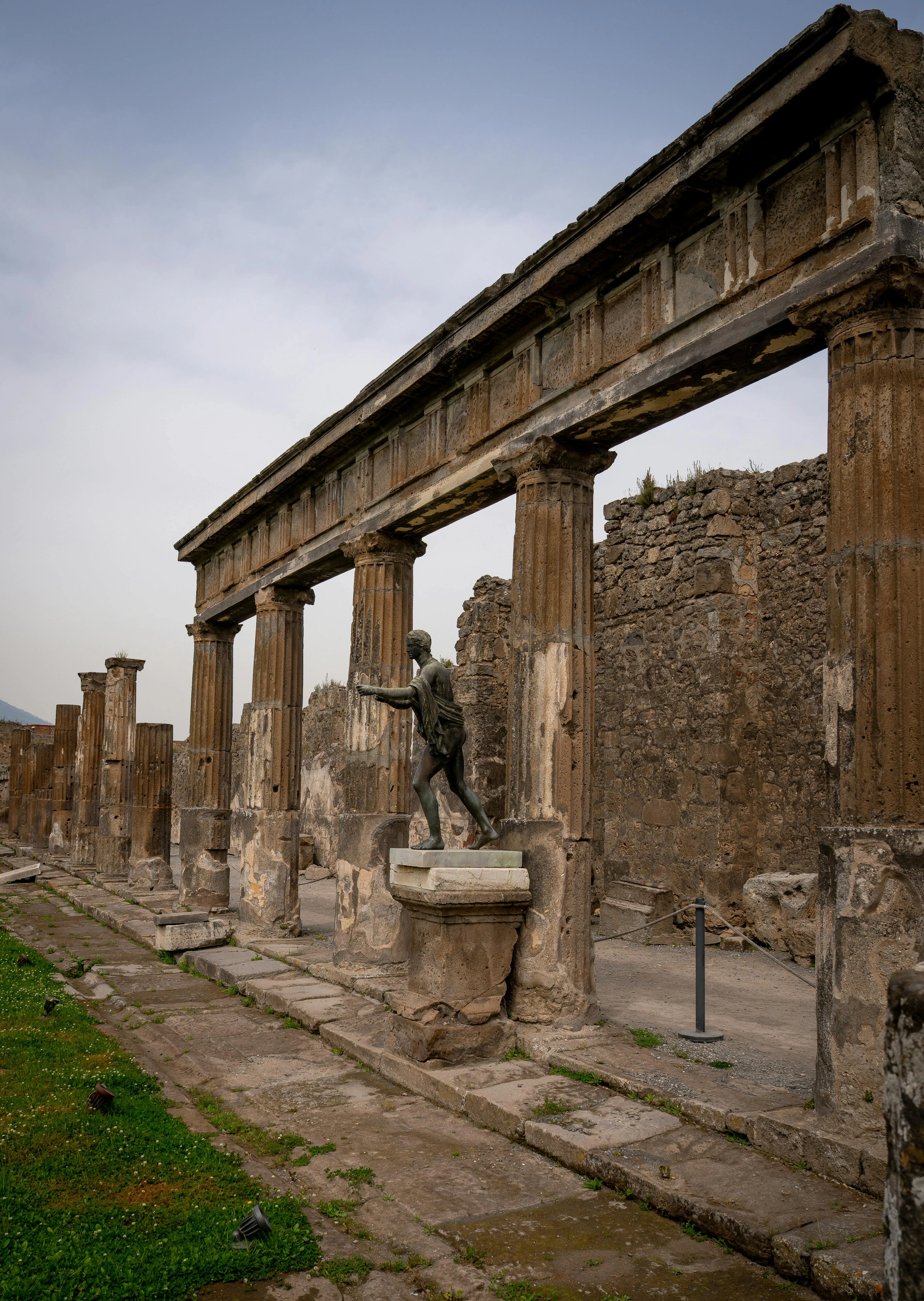 La Cultura Italiana Protagonista in Cina: Il Ministro Giuli Inaugura le Mostre su Pompei e Palladio a Pechino