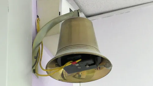 La Francia vuole far suonare la campanella alle 9: la scienza dà ragione agli adolescenti che dormono di più