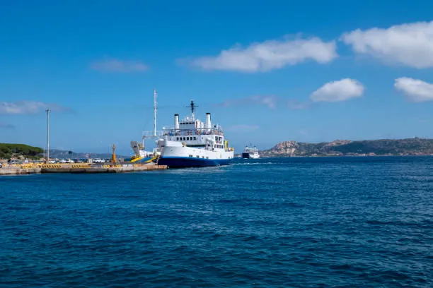 La Nave Gaia Blu del CNR in Sardegna: Missione Scientifica per il Monitoraggio dei Rifiuti Marini nel Golfo dell'Asinara