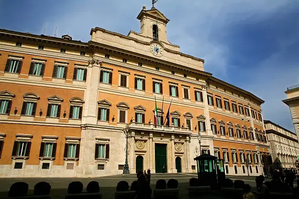 La responsabilità del dibattito parlamentare sulla crisi in Iran: tra Schlein e Meloni, la questione delle posizioni e della trasparenza