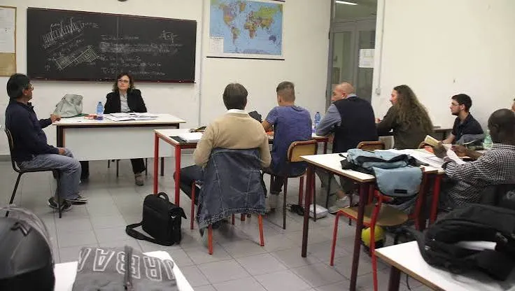 La scuola serale reale: giovane, straniera, con il 64% a rischio abbandono