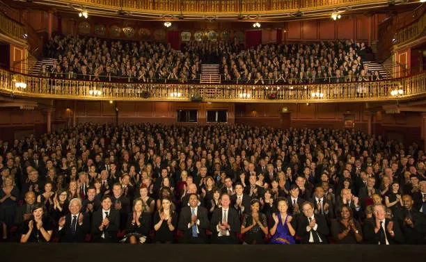 “La vedova allegra” illumina il Teatro Bellini: un viaggio musicale nella Vienna della Belle Époque