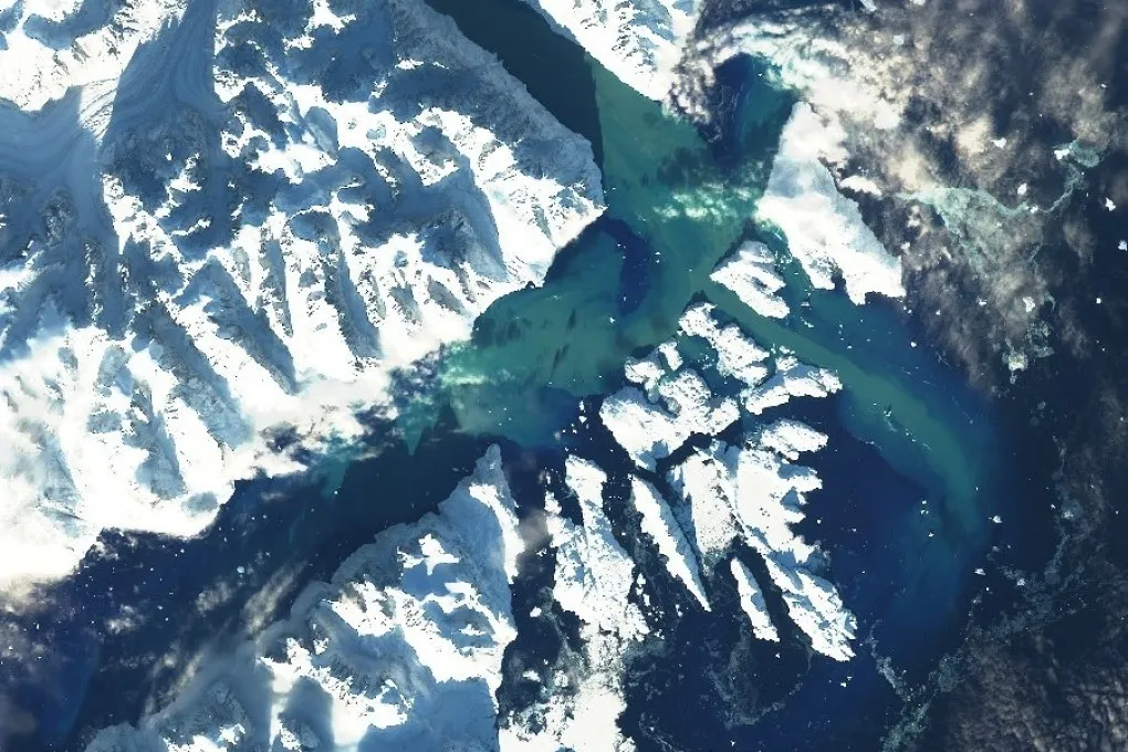 Crolla un Lago Sotto i Ghiacci della Groenlandia: Inondazione Record Rivela Nuove Minacce Climatiche