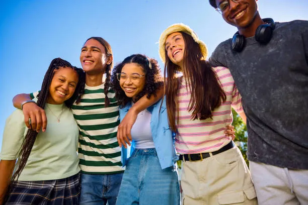 L’Amicizia al Centro: Cosa Significa 'Stare Insieme' per gli Adolescenti Oggi? Analisi tra Scuola, Sport e Social Media