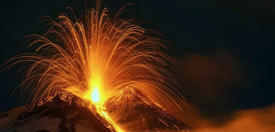 L’eruzione dell’Etna in Sicilia: Un’analisi dettagliata dell’evento del 2023 e delle sue conseguenze