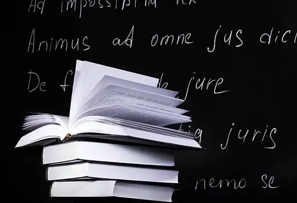 Latino alle medie dal 2026: voto autonomo e niente ore sottratte a italiano. Ma il nodo docenti resta irrisolto