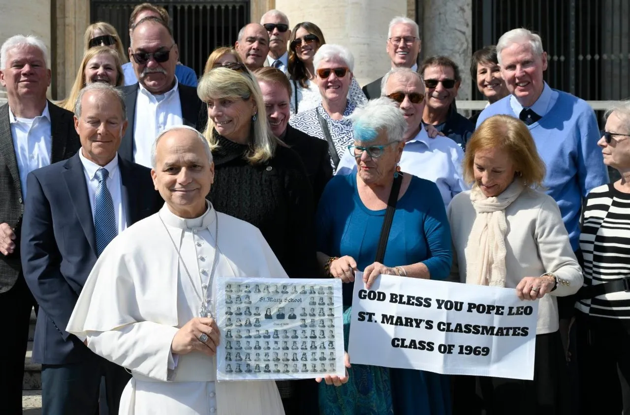 Leone XIV riabbraccia i compagni di scuola dell'Illinois: l'udienza generale tra ricordi d'infanzia, inclusione e solidarietà