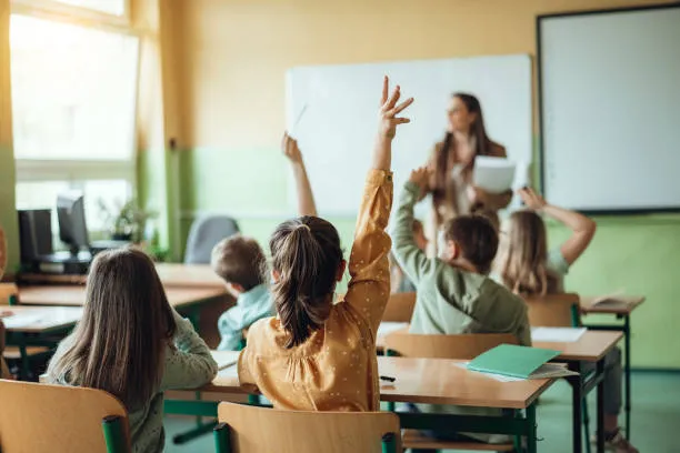 Lezioni alle 9.30 per le scuole con pendolari: numeri e studi
