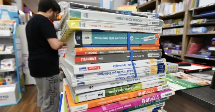 Libri di testo 2025: la spesa per famiglia supera i 700 euro tra rincari e indagini Antitrust