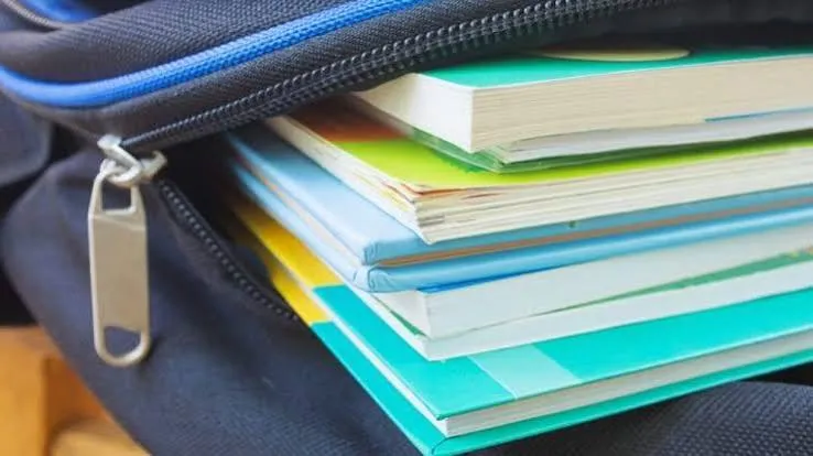 Libri di scuola 2026: perché i tetti del MIM non fermano la stangata