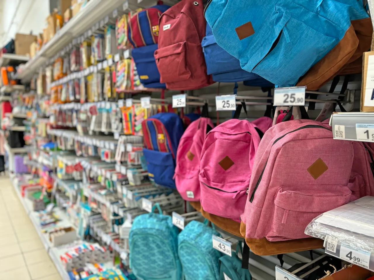 Scuola 2025: Analisi degli Aumenti e delle Strategie di Risparmio per le Famiglie Italiane
