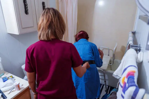 Lavoro per extracomunitari: Decreto Flussi introduce 10.000 nuovi ingressi fuori quota per badanti, colf e baby sitter