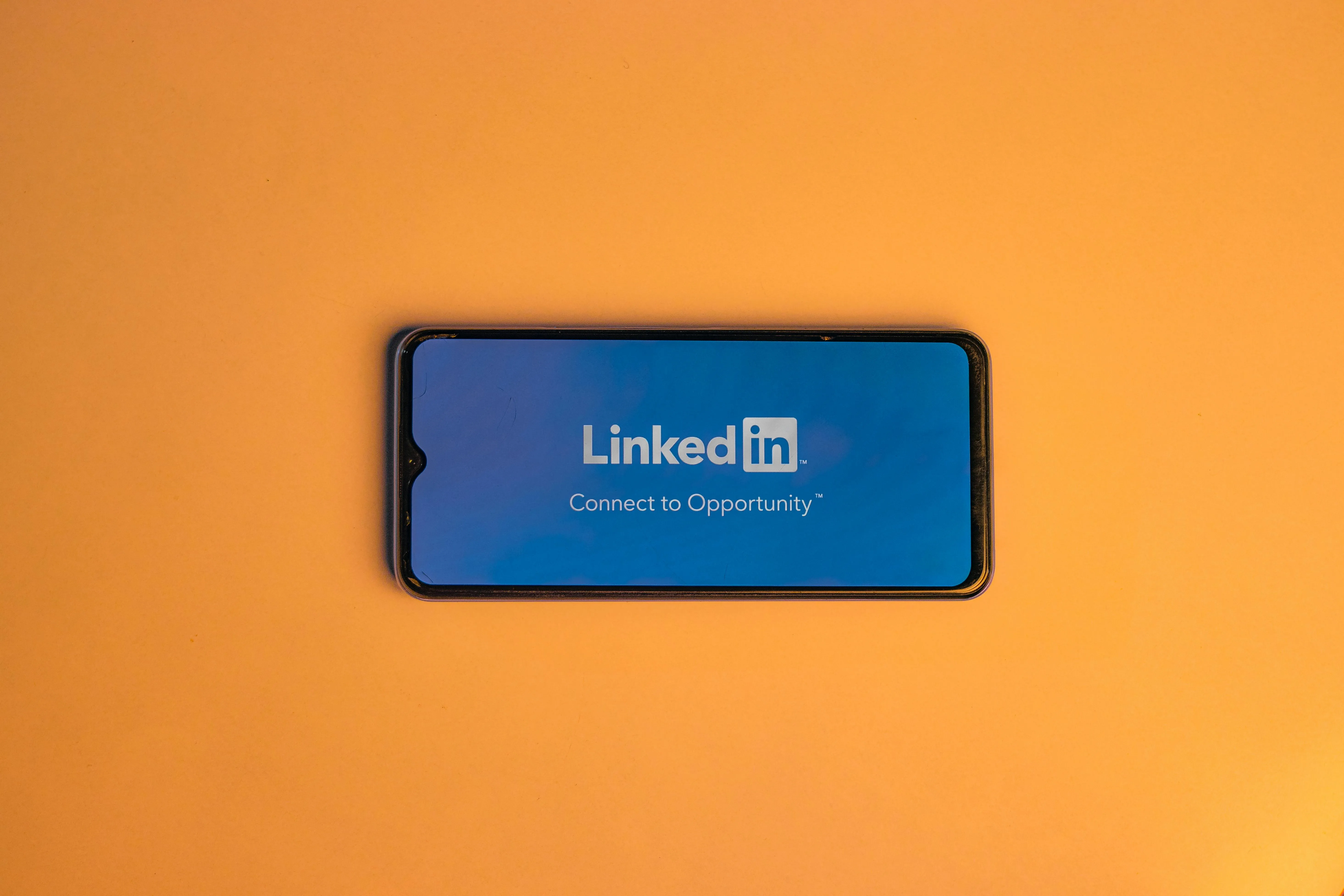 LinkedIn aggiunge il controllo della velocità dei video nel feed: cosa cambia per gli utenti