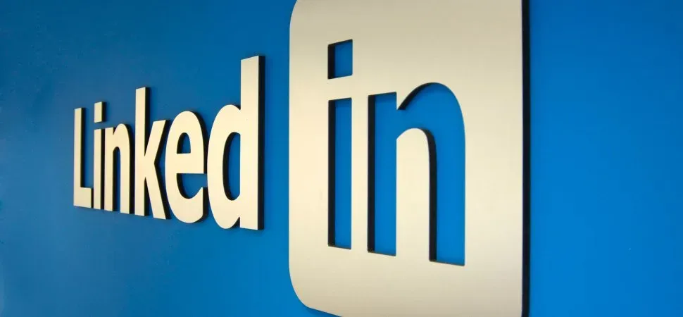 LinkedIn e l'utilizzo dei dati personali per l'intelligenza artificiale: come proteggere la propria privacy dal 3 novembre