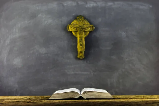 L’Insegnamento della Religione Cattolica nella Scuola Italiana: Origine, Sviluppi e Prospettive tra Pluralismo e Laicità