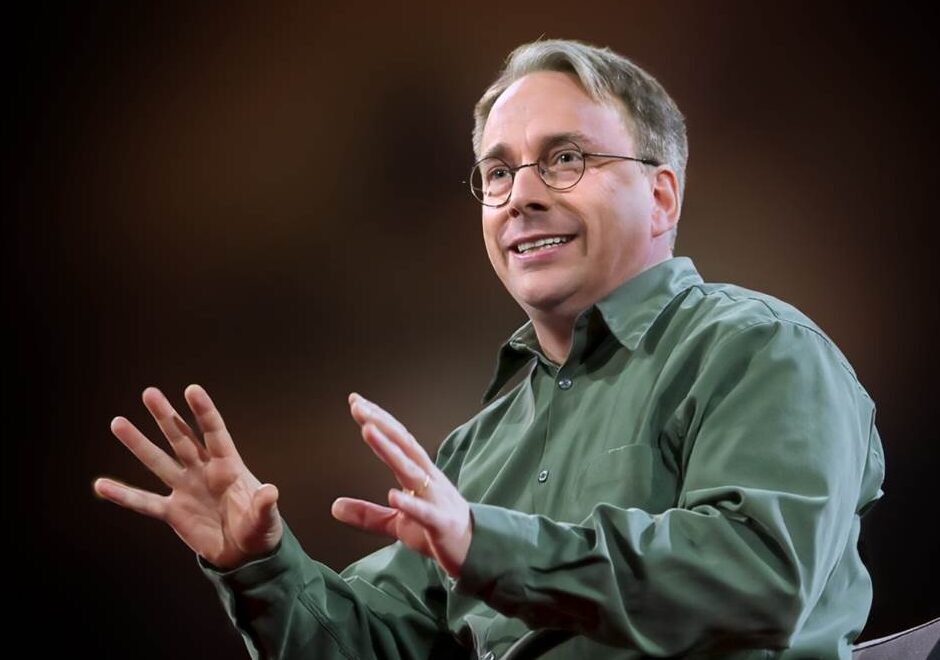 Linus Torvalds e il Ritorno alla Tastiera Meccanica: Le Implicazioni di una Scelta Iconica per Programmatori e Utenti