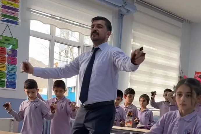 Quando la didattica diventa danza: il maestro turco che conquista il mondo ballando con i suoi alunni