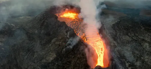 Magma surriscaldato: il fattore termico che riscrive il rischio vulcanico