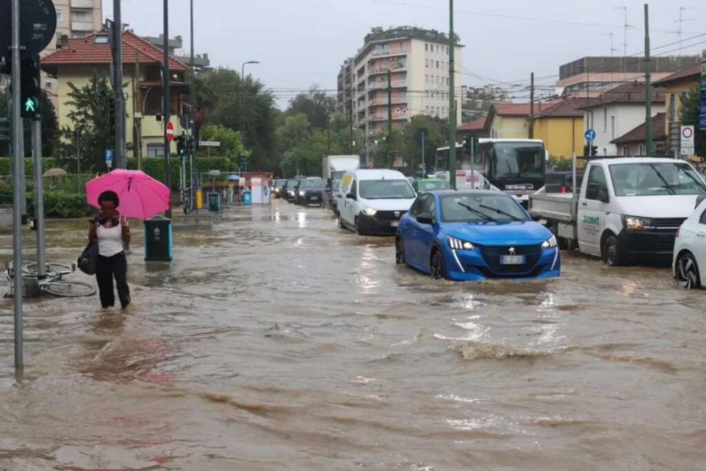 Esondazione del Seveso a Milano: scuola evacuata, sottopassi allagati e centinaia di interventi dei Vigili del fuoco