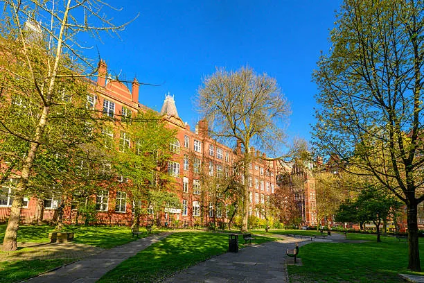 Manchester punta al placement universale: il confronto con l'Italia