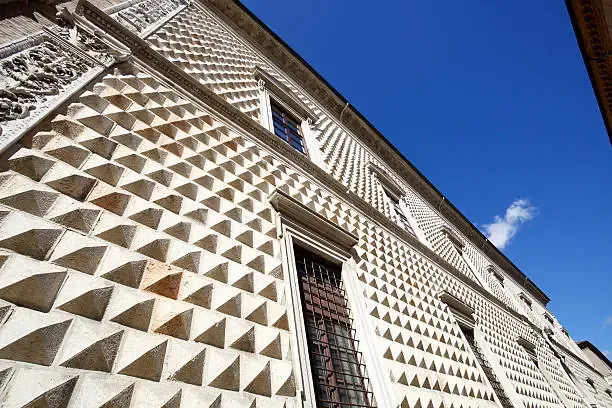 Marc Chagall a Ferrara: il mondo incantato del poeta-pittore in mostra al Palazzo dei Diamanti