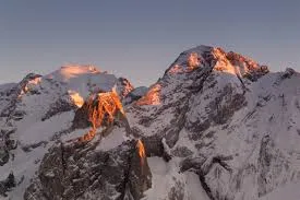 Marmolada, dai 100 agli 83 ettari e i crepacci come nel 2022