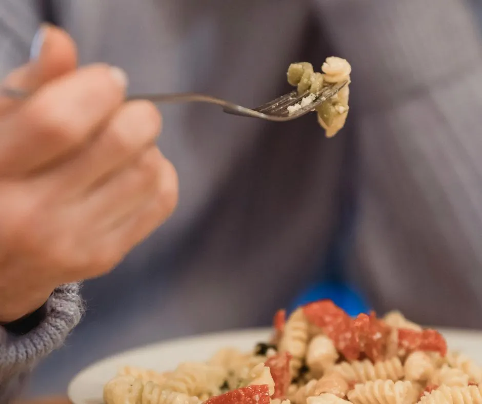 Masticare e sputare: il pericoloso trend di TikTok che promette dimagrimento a zero calorie