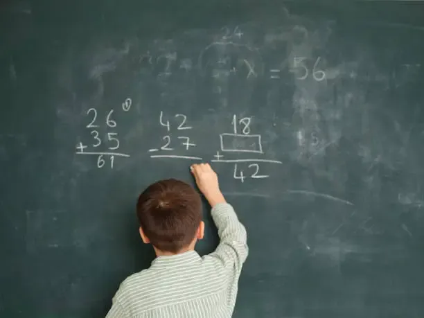 Matematica a scuola: prima dei numeri servono le mani. Il corso che riparte dagli oggetti