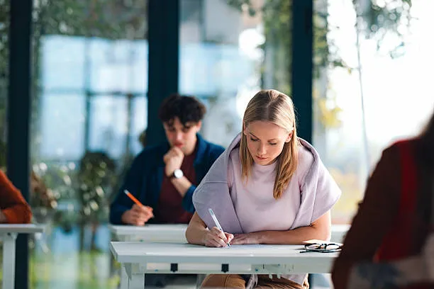 Maturità 2026: bonus dimezzati e Carta del Merito a rischio al Sud