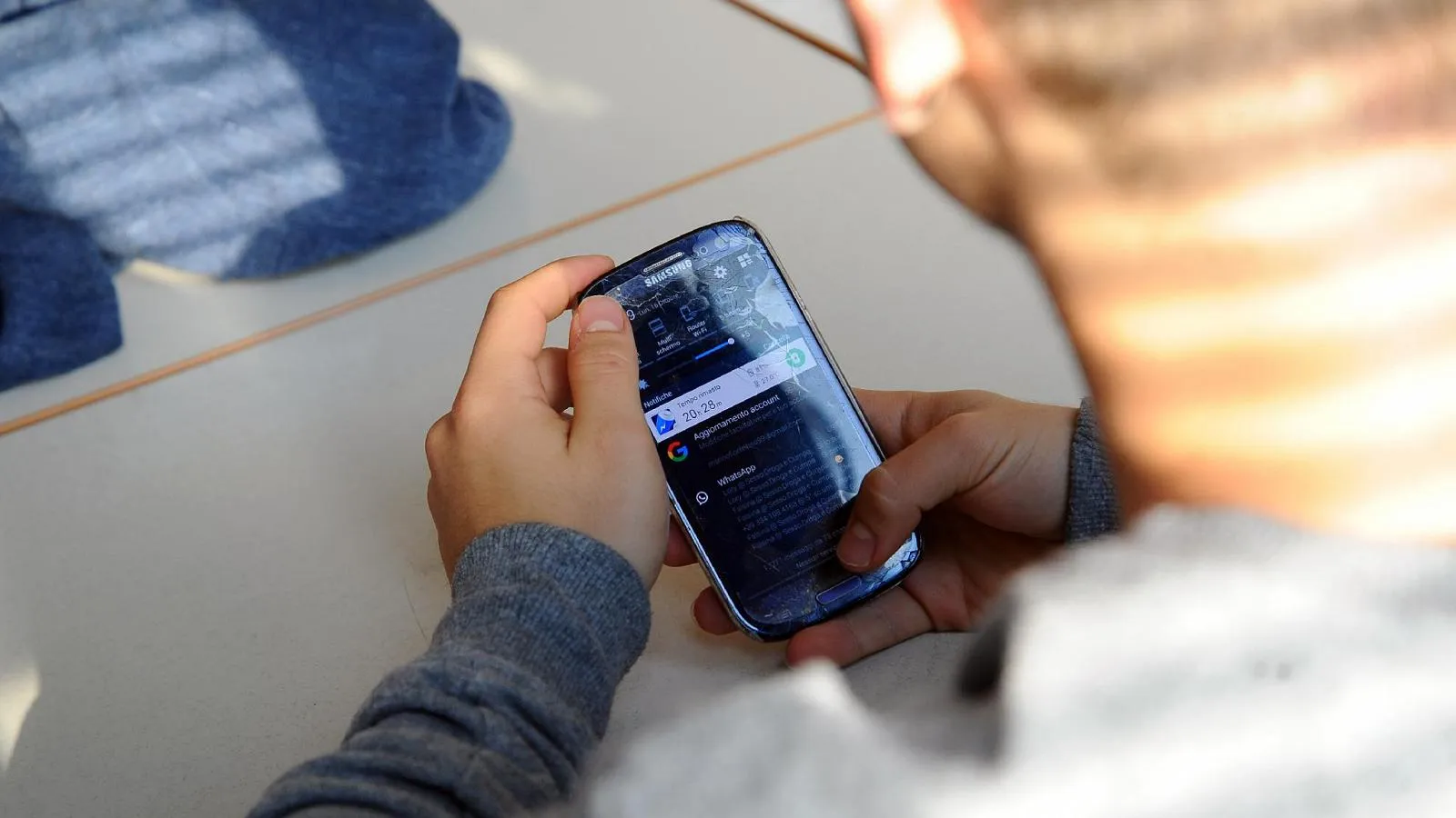 Maturità 2026, studente sorpreso col telefonino escluso a La Spezia