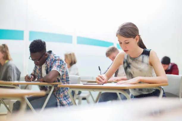 Maturità 2026, Valditara: 'Un trionfo'. Ma il 72% dei docenti boccia