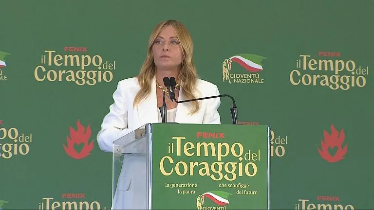 Meloni ai giovani di FDI, tetto agli studenti stranieri per classe e divieto di burqa