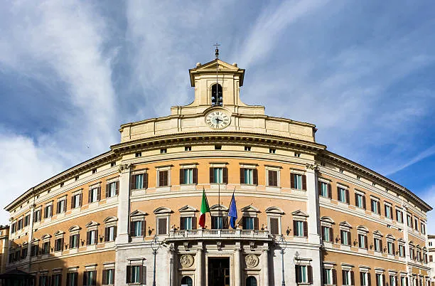 Meloni al Senato sulla crisi Iran: "Non saremo complici di guerre decise da altri. Tasse per chi specula sull'energia"