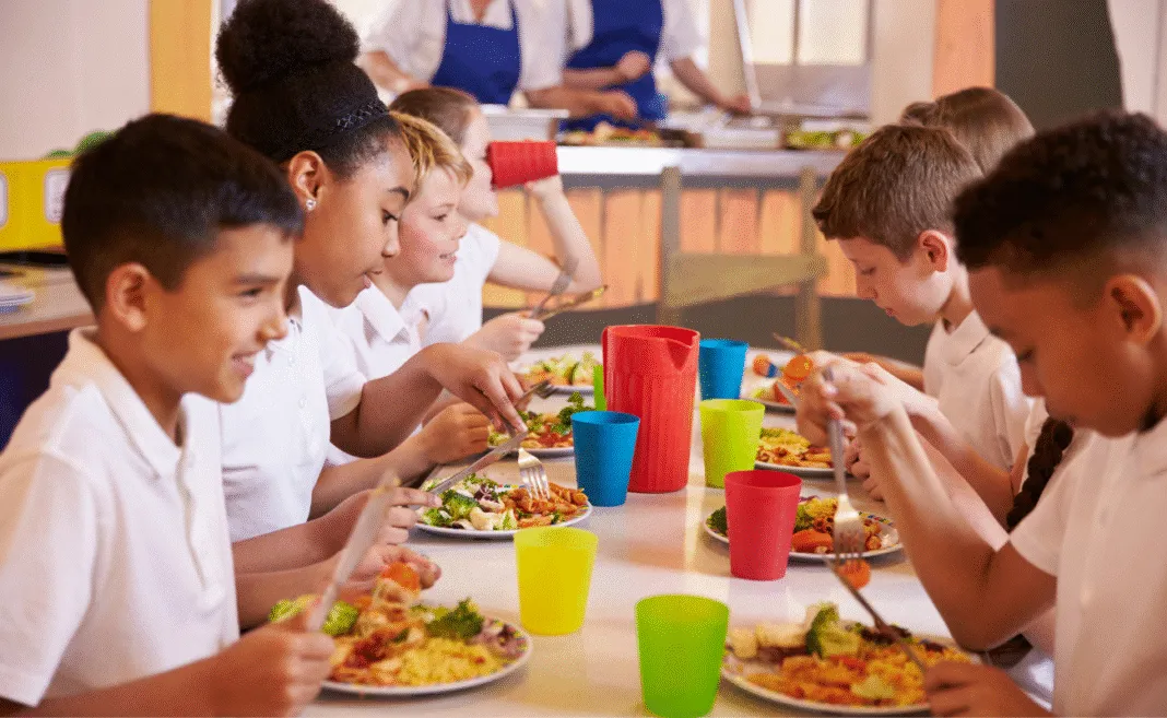 Mense scolastiche e cibo ultra processato: il modello californiano e le sfide per l'Italia