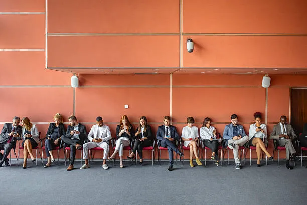 Mercato del Lavoro 2025: Il Ruolo Chiave dei Professionisti Esperti e dei Giovani tra 25 e 35 Anni Secondo l’Osservatorio NHRG