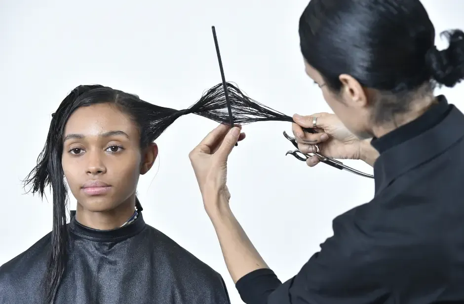 Mestre, la supplente che tagliò i capelli a una studentessa sospesa dopo soli 15 giorni di servizio