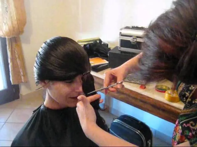 Mestre, supplente taglia una ciocca di capelli a due alunne per spiegare come fare un riassunto