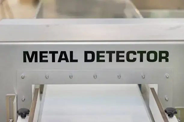 Metal detector a scuola, ma fuori si continua a sparare: la denuncia di una dirigente di Ponticelli