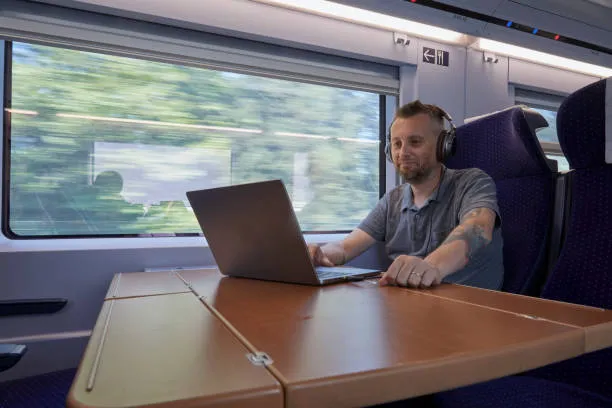 Tecnologie Formula 1 e Connettività del Futuro: Il Regno Unito Sperimenta il Wi-Fi Ultra-Rapido sui Treni con Satelliti LEO